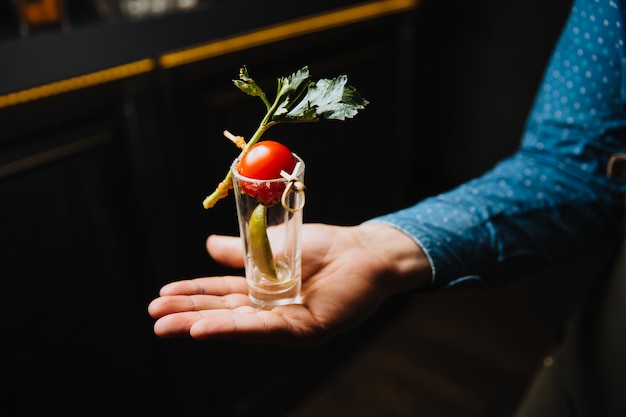 Verre sale entre les mains du serveur.