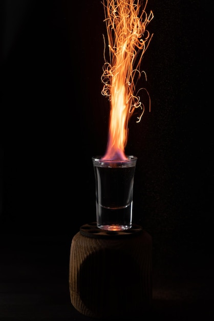 Verre à shot avec le feu