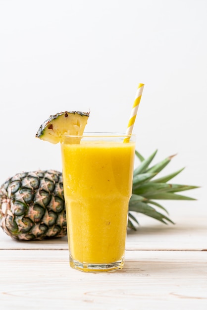 Verre à smoothie ananas frais sur table en bois