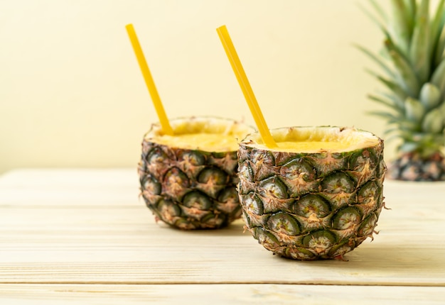 verre à smoothie d&#39;ananas frais sur une table en bois