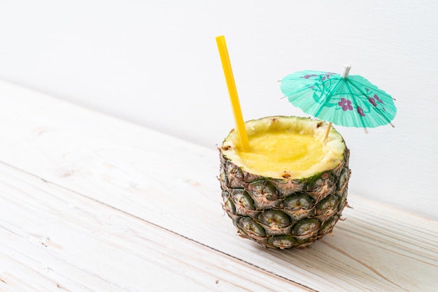 verre à smoothie d'ananas frais sur une table en bois