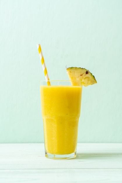 Photo verre à smoothie ananas frais sur table en bois