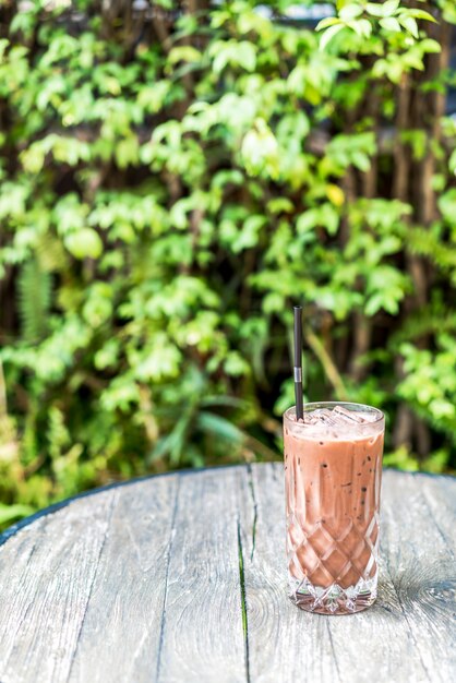 Verre de smoothie au chocolat sur la table