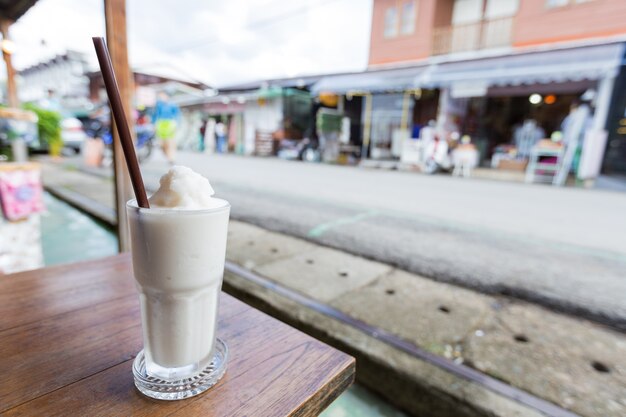 Verre de smoothie au jus de noix de coco