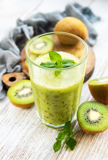 Verre de smoothie au kiwi avec des fruits frais