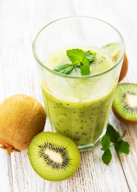 Verre de smoothie au kiwi avec des fruits frais