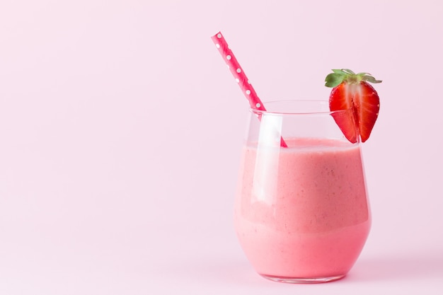 Un verre de smoothie aux fraises fraîches