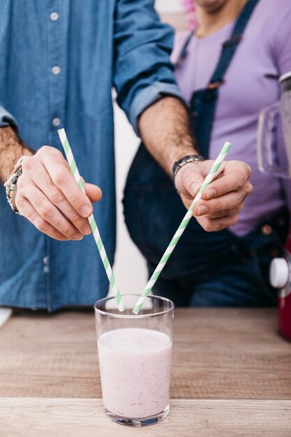 Verre de smoothie aux fruits préparé