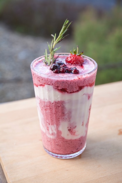 verre de smoothie aux fruits