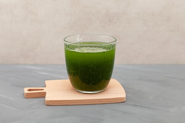 Verre de smoothie aux herbes. Boisson saine Teinture d'herbes médicinales vertes Detox Antioxydant naturel.