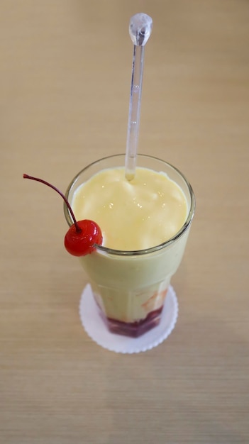 Un verre d'un smoothie banana split avec une paille