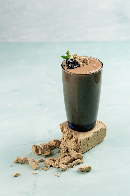 Verre de smoothie halva avec smoothie aux pruneaux