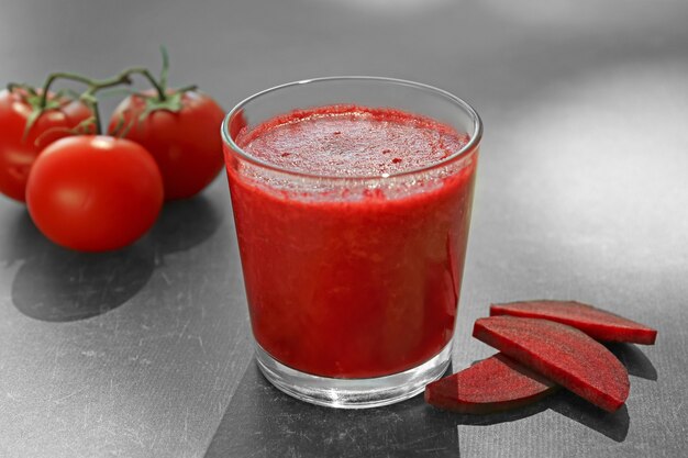 Verre De Smoothie De Légumes Frais Sur La Table