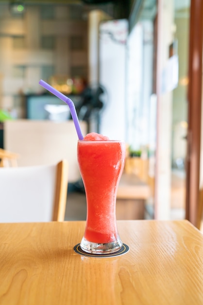 Verre à smoothie mélange pastèque dans un café-restaurant