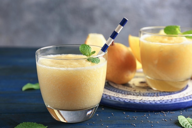 Verre de smoothie melon frais sur table en bois