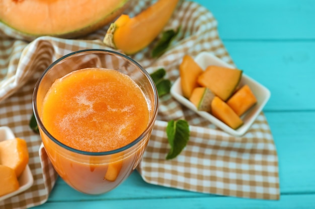 Verre de smoothie melon frais sur table