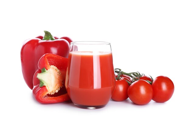 Verre de smoothie sain avec tomate et poivron sur une surface blanche