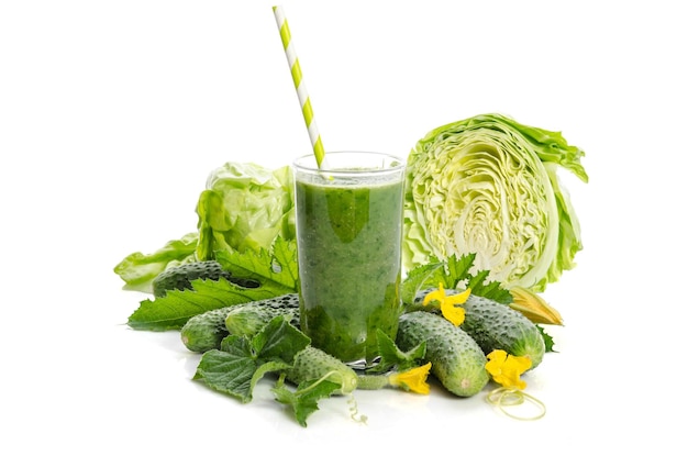 Verre avec smoothie vert et légumes feuilles fleurs isolés sur fond blanc