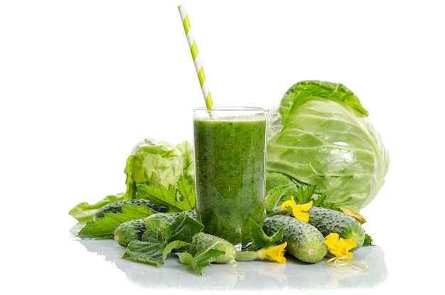 Verre avec smoothie vert et légumes feuilles fleurs isolés sur fond blanc