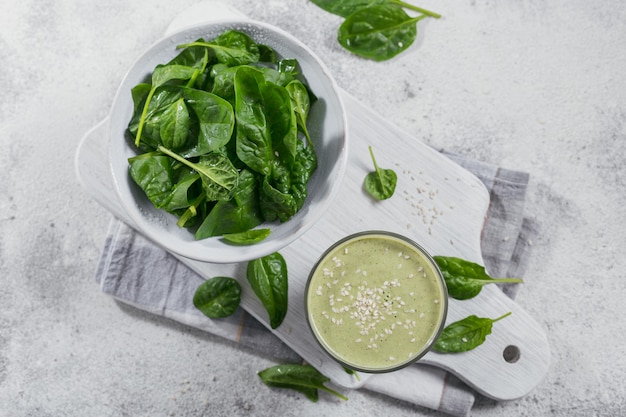 Verre de smoothie vert sain fait maison avec des bébés épinards frais