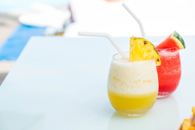 verre de smoothies à l&#39;ananas