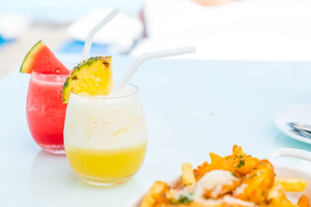 verre de smoothies à l&#39;ananas