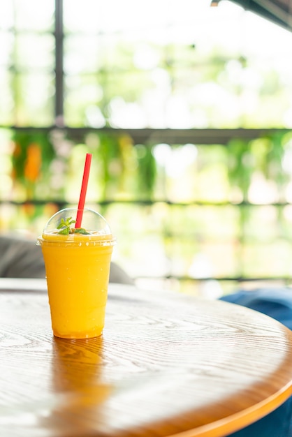 Photo verre de smoothies à la mangue au café