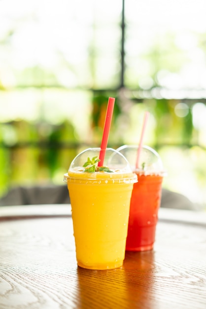 verre de smoothies à la mangue au café