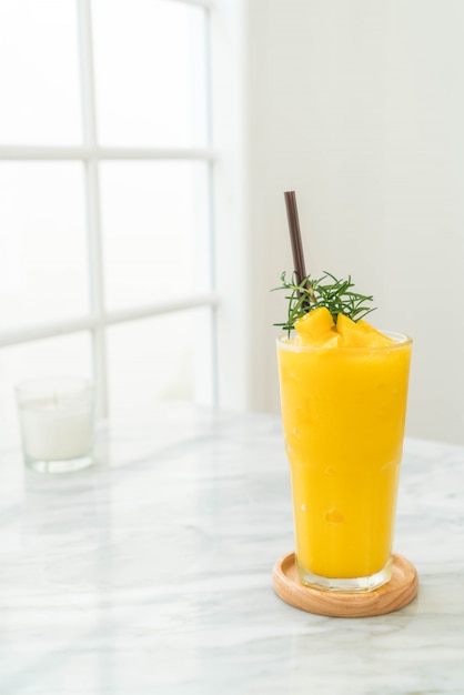 verre de smoothies à la mangue