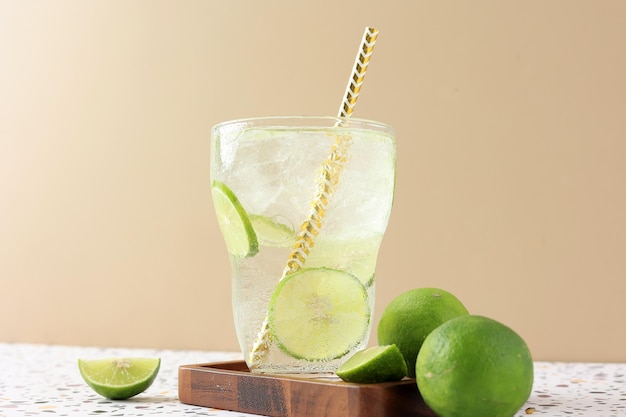Un verre de soda à la chaux glacée avec de la chaux tranchée