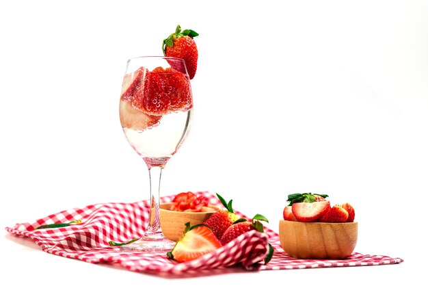 Verre de soda cocktail à la fraise placé sur une nappe à carreaux isolated on white