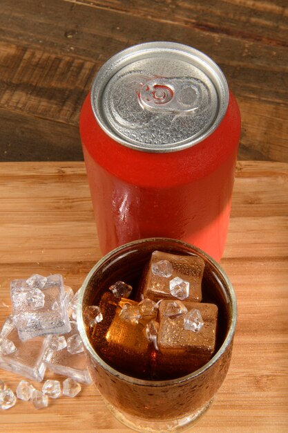 Verre à soda rempli de glace vu d'en haut