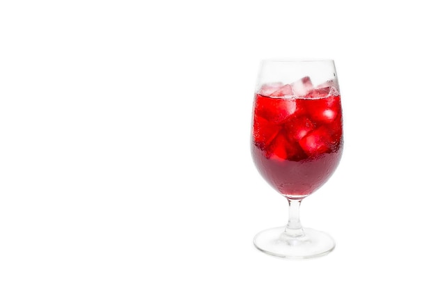 Un verre de soda rouge avec de la glace isolé sur fond blanc