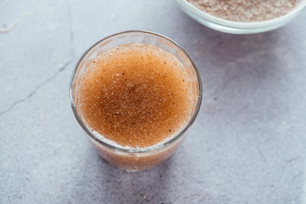 Un verre de supplément de fibres alimentaires de cosse de psyllium soluble dans l'eau, une routine matinale saine pour traiter le syndrome du côlon irritable, la constipation et la diarrhée, des suppléments alimentaires sains et des superaliments