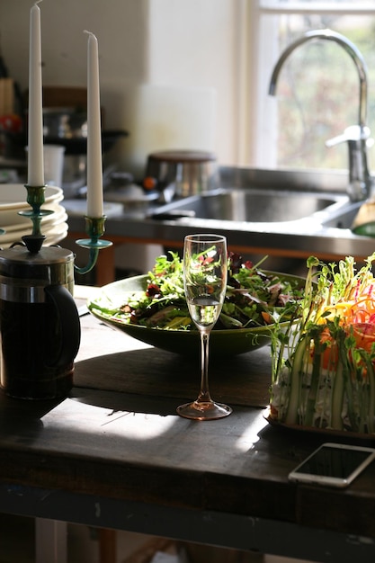 Photo un verre de table à la maison