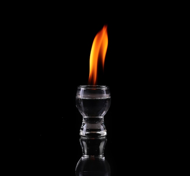 Verre de tequila et flammes