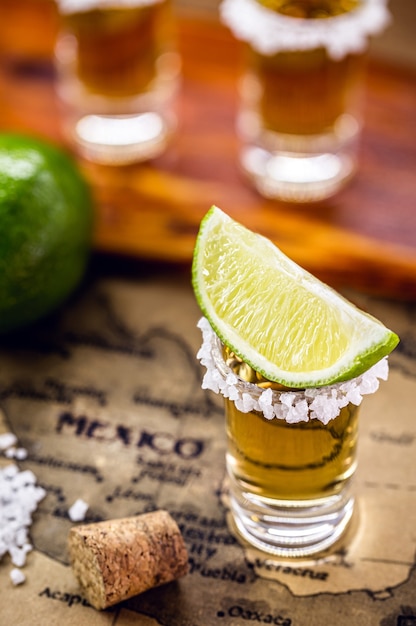 Verre de tequila or avec carte du vieux mexique