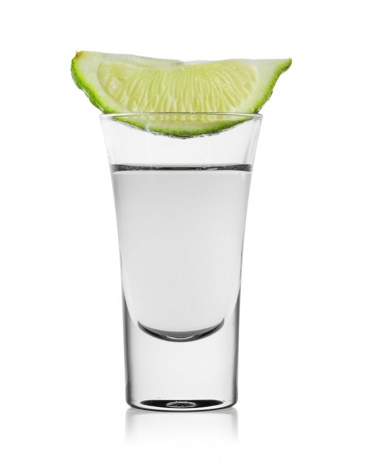 Photo verre de tequila ou de vodka avec une tranche de citron vert