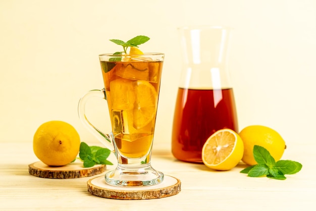 verre de thé au citron glacé à la menthe