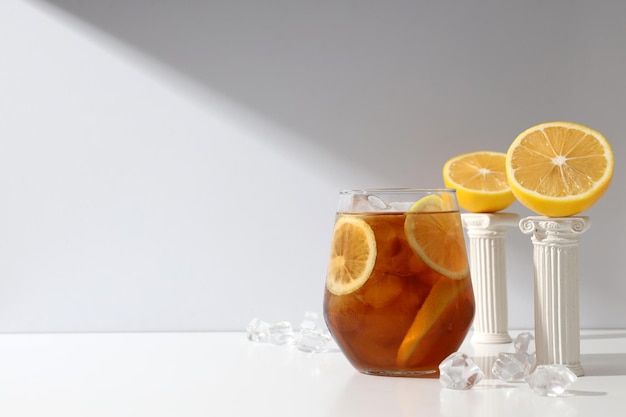 Photo un verre de thé froid avec des tranches d'orange fraîches