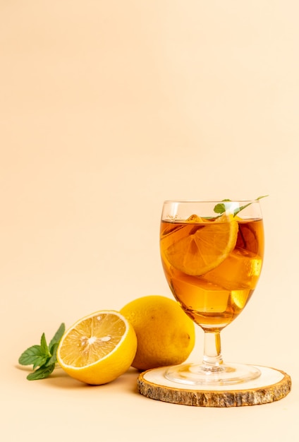 Verre de thé glacé au citron et feuilles de menthe