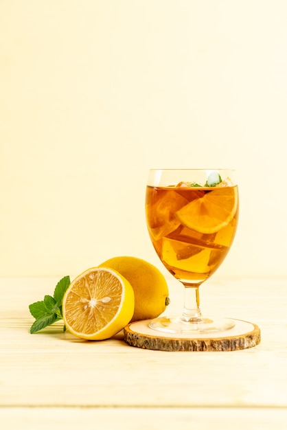 Verre de thé glacé au citron et feuilles de menthe