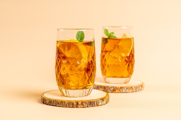 verre de thé glacé au citron et à la menthe