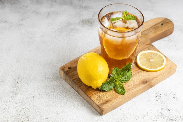 Un verre de thé glacé avec du citron et de la menthe