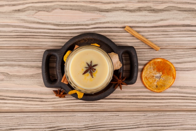 Photo verre de thé karak ou masala chai sur la vue de dessus de table en bois