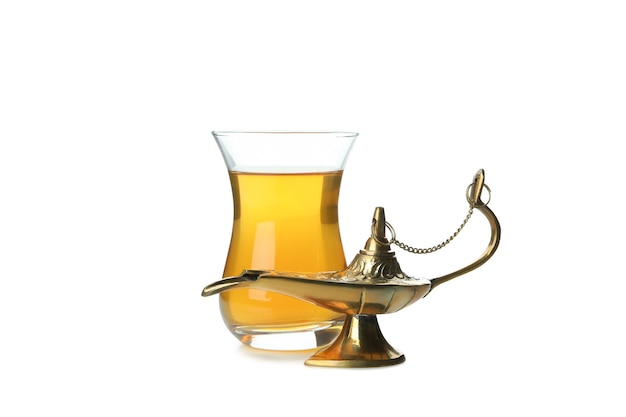 Verre de thé et lampe Ramadan isolé sur blanc