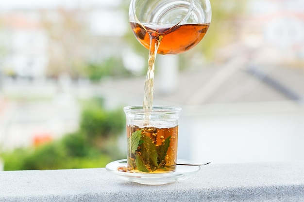 Verre de thé à la menthe chaud boisson mauresque marocaine traditionnelle