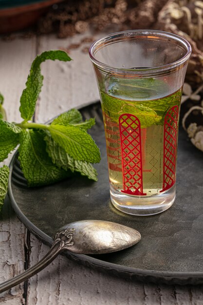 Verre de thé à la menthe sur un plateau