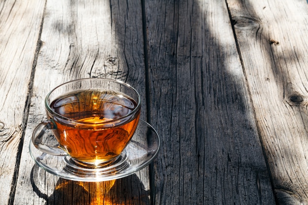 Verre de thé en plein soleil