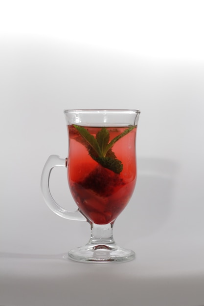 verre de thé rouge à la menthe